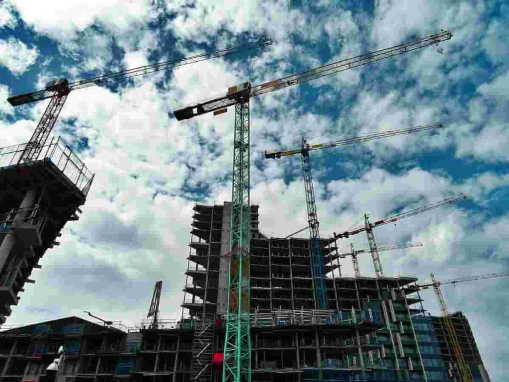 Fotografia de um prédio em construção.