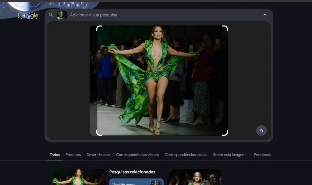 Modelo desfilando em passarela com vestido verde vibrante, destacando a beleza e a elegância da moda contemporânea e das tendências de vestuário.