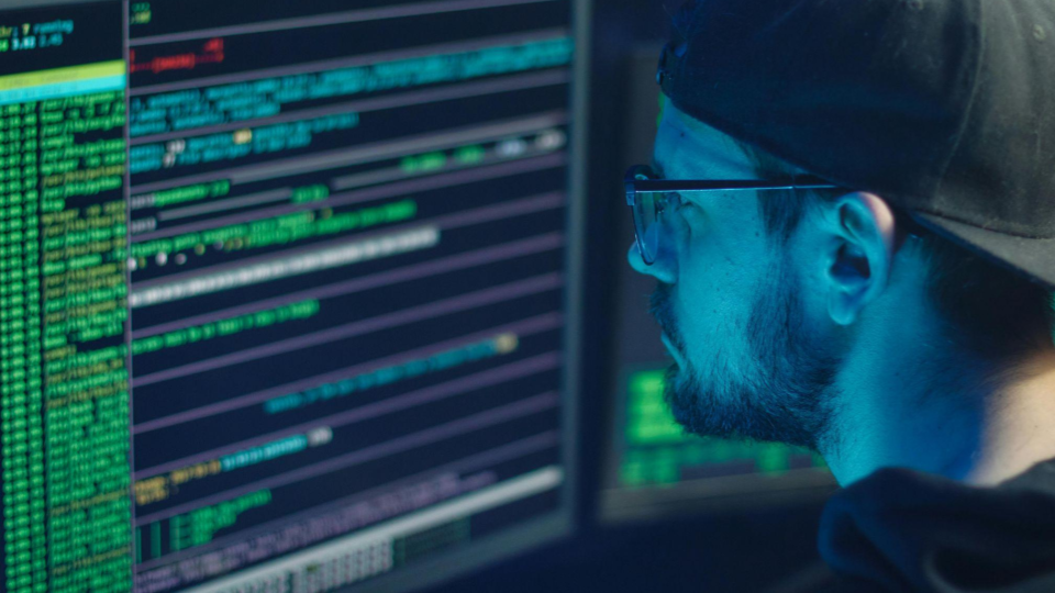 Esta é uma imagem que retrata um profissional de tecnologia ou programador em um momento de intensa concentração.